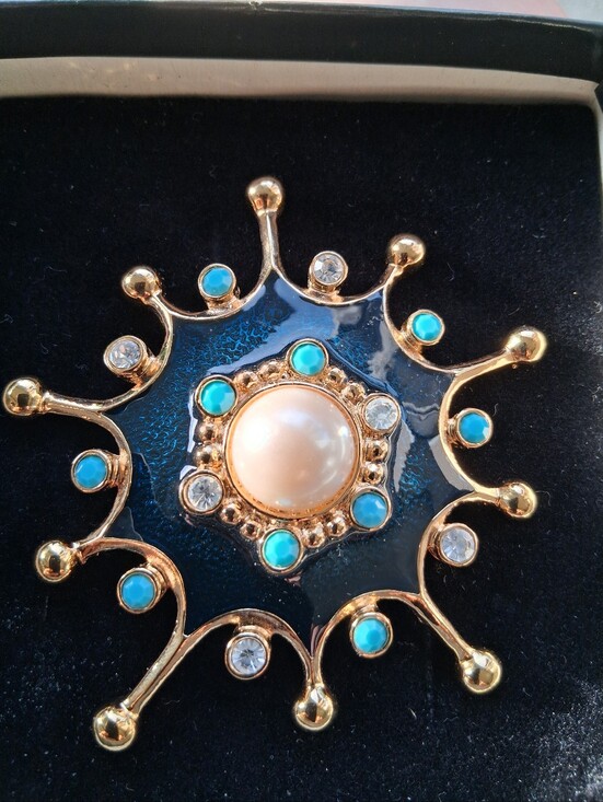 Avon Jewelry - Vintage Jose Barrera Avon Roman Holiday Starburst Brooch/pendant.